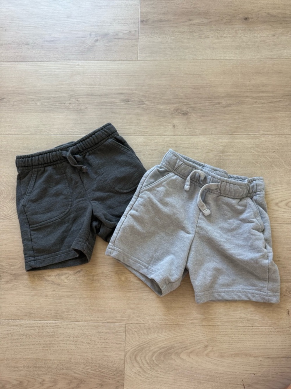 2T Cat & Jack Boys Cozy Drawstring Shorts - Grey and Charcoal